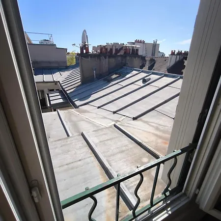 Au Dessus Des Toits Parisiens *